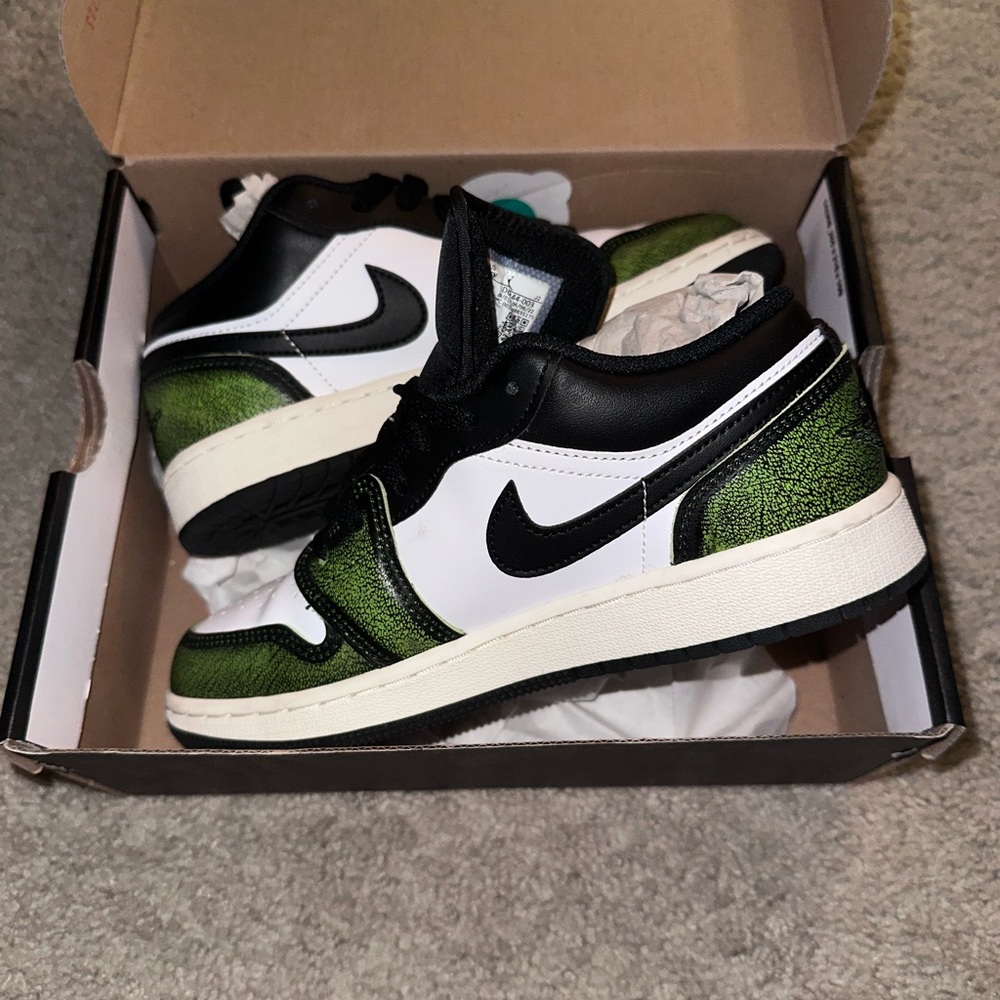 Air Jordan 1 Low SE with box and new lime laces-SZ 4.5 years, women's sz 6!
